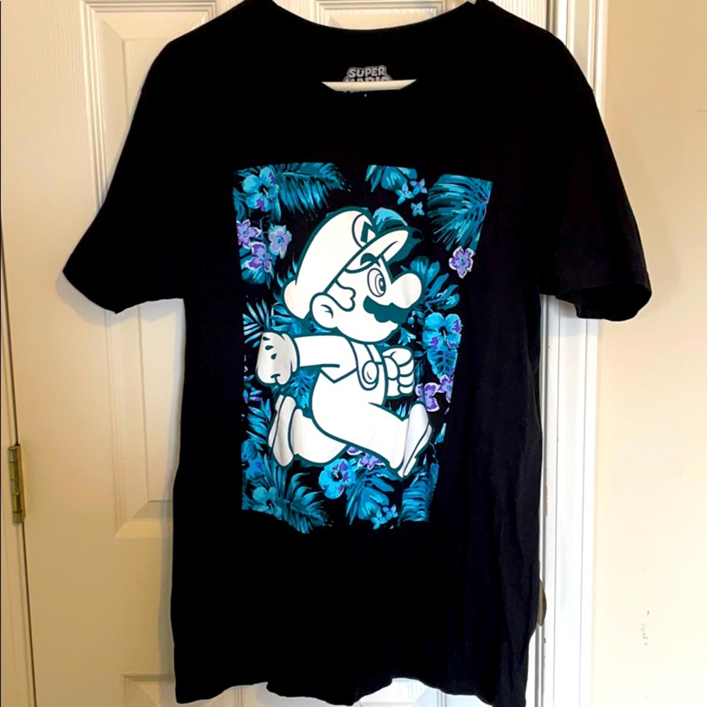 Fun Super Mario Graphic Tee! Size L